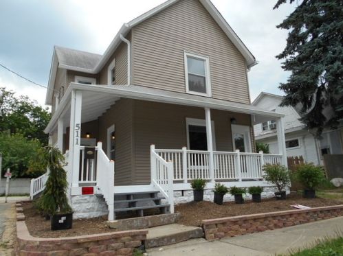 511 Center St, Waukegan, IL 60085-3827