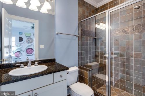 884 Alvermar Rdg Dr, Mc Lean VA 22102-1435 exterior