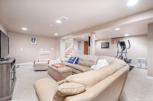 42 Hunter Ln, Enfield CT 06082-4135 exterior