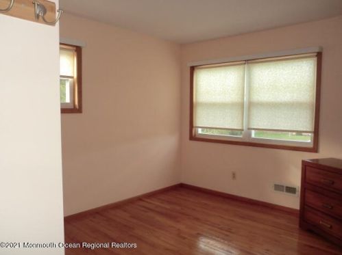 38 Locust Ter, Middletown NJ 07748-1404 exterior