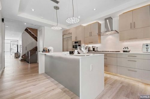 24 Casta Ln, Edgewater NJ 07020-1504 exterior