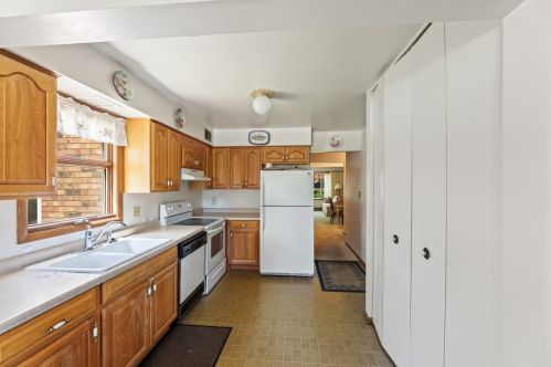 5147 Camelot Ln, Milwaukee WI 53221-3121 exterior