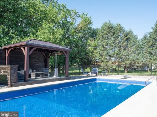 1005 Shadowstone Dr, Lancaster PA 17603-9756 exterior