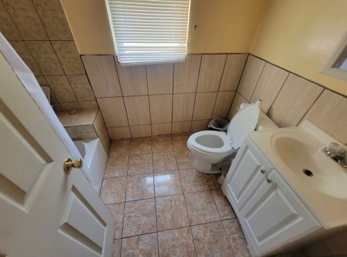 8047 Saginaw Ave, Chicago, IL 60617-1352