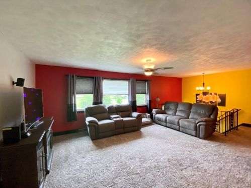 3 Oliver Rd, Enfield CT 06082-5512 exterior