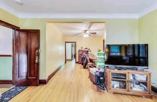 2836 Lunt Ave, Chicago IL 60645-2917 exterior