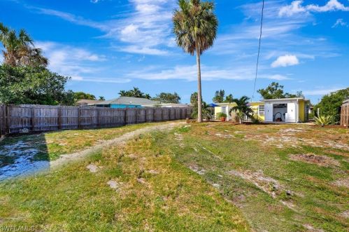 782 107 Ave, Naples FL 34108-1860 exterior