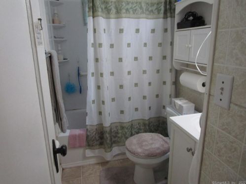 17 Devonshire Rd, Milford CT 06460-5916 exterior