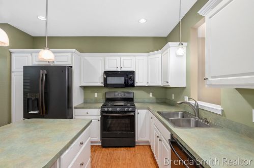 1056 Kensington St, Grand Rapids MI 49534-2179 exterior