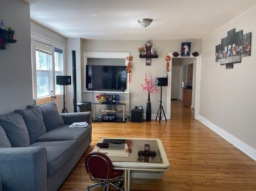 8 Fairbanks St, Worcester, MA 01610-2104