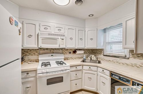 120 11th Ave, New Brunswick NJ 08904-3231 exterior