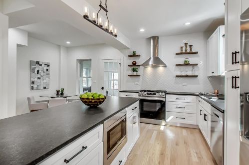 2830 Barry Ave, Chicago IL  60618-7016 exterior