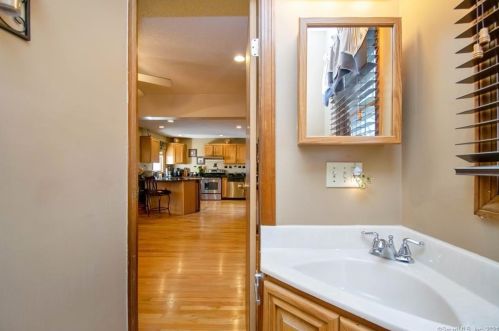 7 Ln St, Seymour CT 06483-3333 exterior