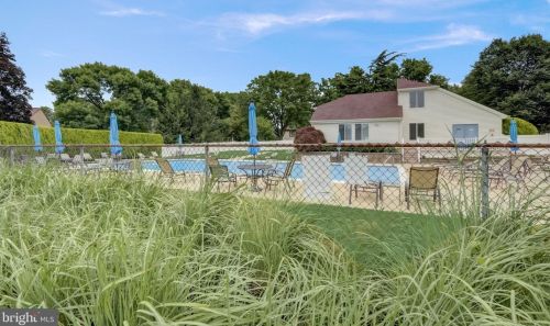 4 Crawford Ct, Trenton NJ  08690-3618 exterior