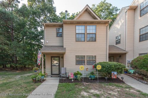 700 Goldthread Ct, Jackson Twp, NJ 08527-2581