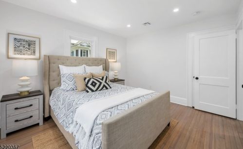 122 Ctr St, Clinton NJ 08809-1318 exterior