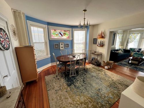 28 Calvert St, Middletown, RI 02840-2658