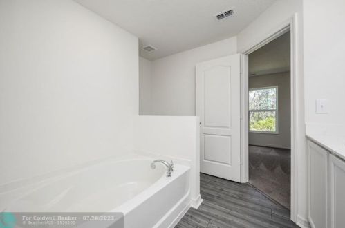 2008 Pruitt St, Fort Pierce FL 34953-5731 exterior