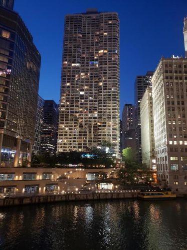 405 Wabash Ave, Chicago IL  60605-1208 exterior