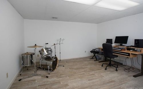 97 Holmes Rd, Ridgefield CT  06877-4303 exterior