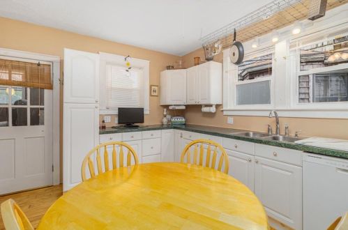 13 Brinley St, Middletown RI 02840-3252 exterior