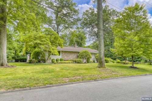 16 Donnybrook Dr, Demarest NJ  07627-1005 exterior