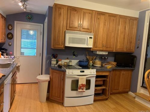 18 Pleasant Vw Rd, Poughkeepsie NY 12603-1420 exterior