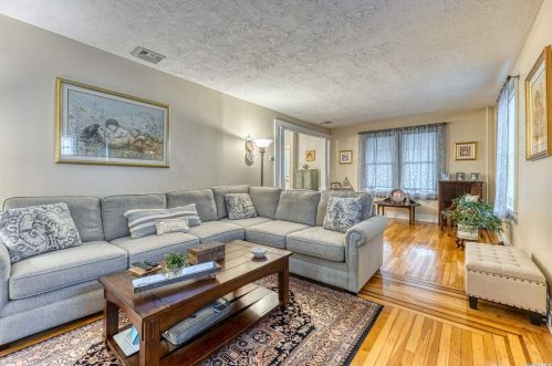 51 7 St, Valley Stream NY 11581-1255 exterior