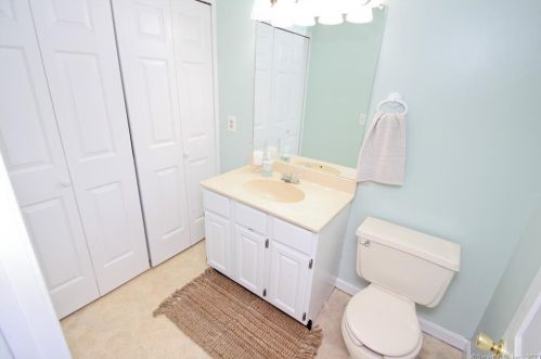 14 Carriage House, Enfield CT 06082-6025 exterior