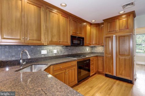 4706 32nd St, Arlington VA  22207-4202 exterior