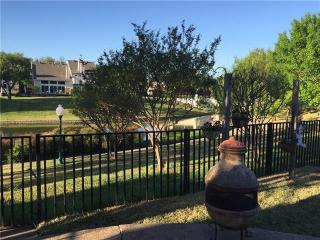 9410 Blue Jay Way, Irving TX  75063-6401 exterior