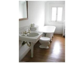 11406 Lake Shore Blvd, Cleveland OH  44108-1022 exterior