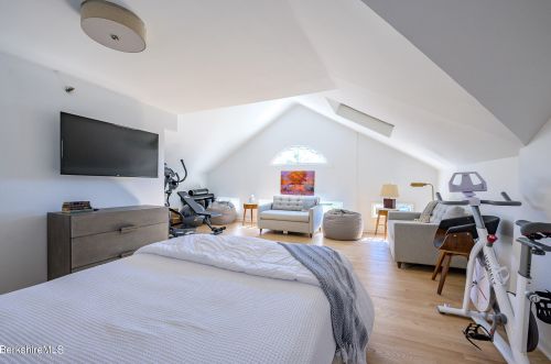 2 Kemble St, Lenox MA 01240-2816 exterior