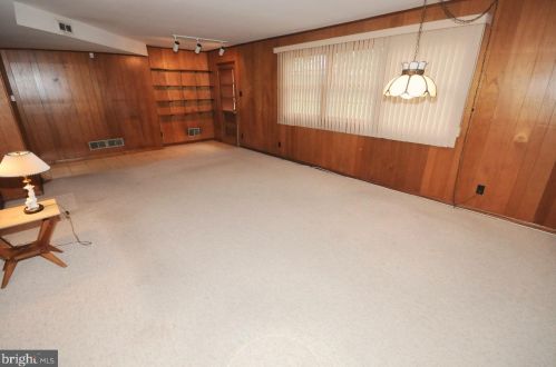 1049 Warfield Ln, Huntingdon Valley PA 19006-3426 exterior