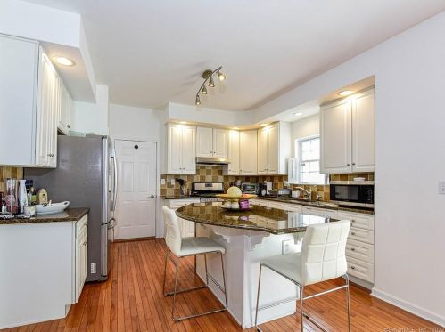 96 Juniper Dr, Milford CT 06461-9118 exterior