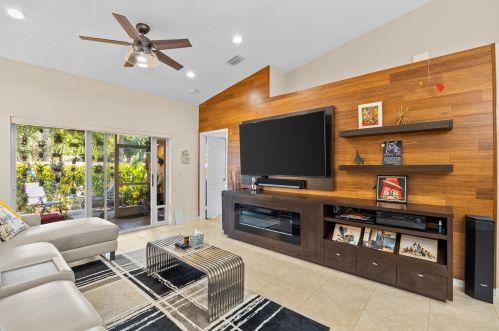 8530 Logia Cir, Boynton Beach FL 33472-7111 exterior