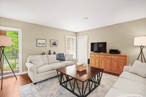 40 Pipers Hl Rd, Wilton CT 06897-1511 exterior