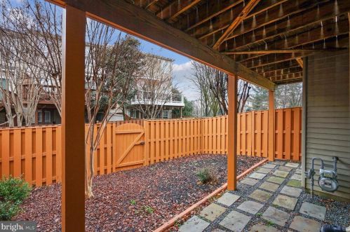 7433 Dunnington Pl, Alexandria VA  22315-5248 exterior