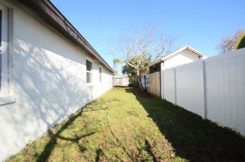 7501 Woodland Oaks Ct, Tampa FL 33615-1631 exterior