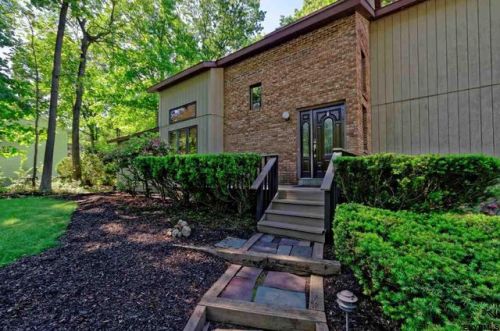 2239 Pine Ridge Rd, Schenectady, NY 12309-2608