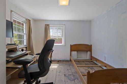 158 Center St, Windsor Locks CT 06096-2409 exterior