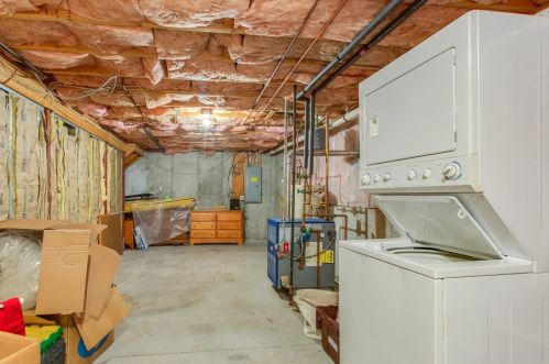 4 Devinne Dr, Concord NH 03301-5900 exterior