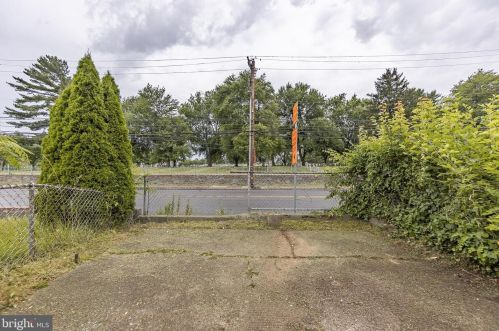 321 Mulberry St, Darby PA 19023-1718 exterior