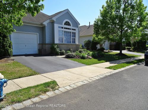 14 Florence Dr, Lakehurst NJ  08759-6084 exterior