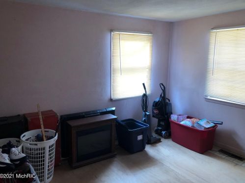 435 Crooked Lk Dr, Kalamazoo MI 49009-8930 exterior