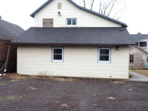 33 Hellertown Ave, Quakertown PA 18951-1727 exterior