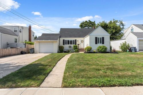 523 17th St, Babylon, NY 11704-2626