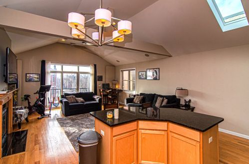 4243 Vincennes Ave, Chicago, IL 60653-2933