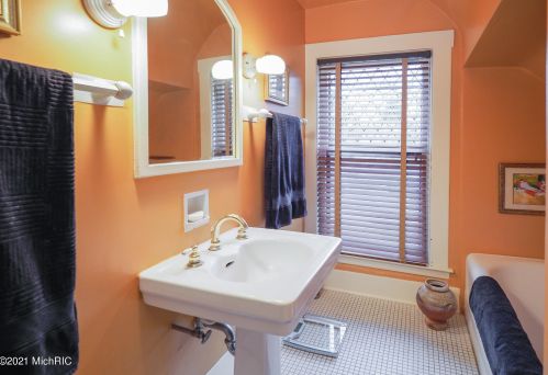 1602 Grand Ave, Kalamazoo MI 49006-4489 exterior