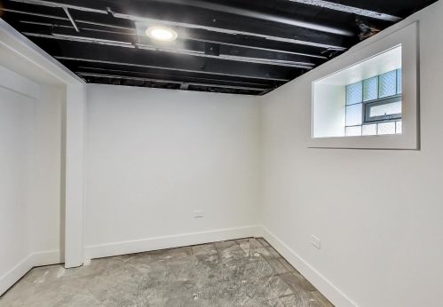 2830 Barry Ave, Chicago IL  60618-7016 exterior